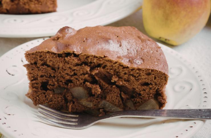 fetta di torta di pere e cioccolato