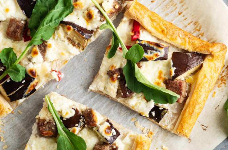 pezzi di torta salata di sfoglia con melanzane e panna