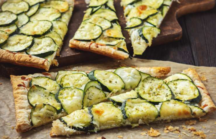 fette di torta di sfoglia con zucchine e panna