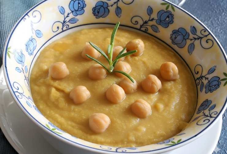 primo piano di vellutata di ceci