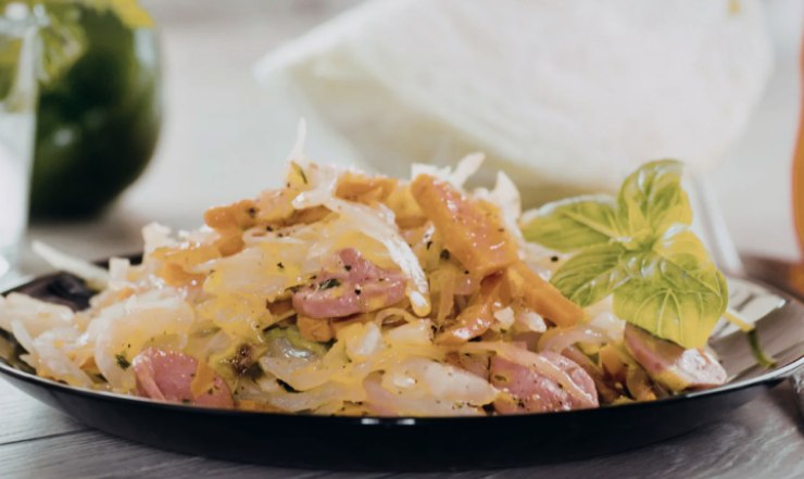 verza e salsicce in un piatto nero