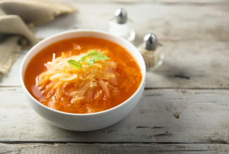 piatto con zuppa di verzo