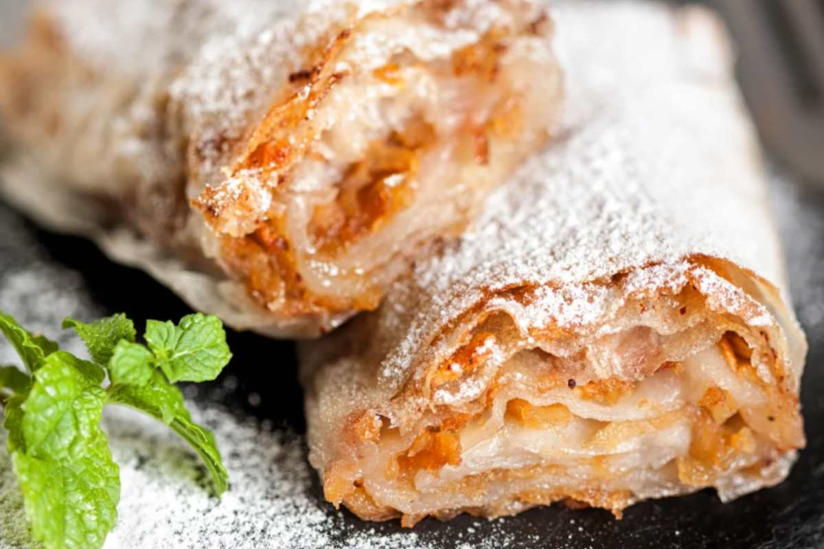 strudel di mele ricoperto di zucchero a velo