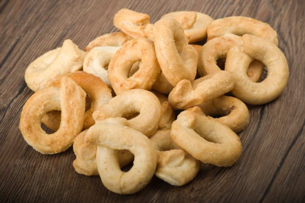 taralli rustici sparsi su tavolo