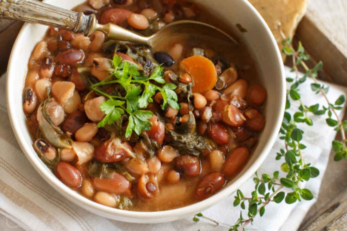 piatto di zuppa di legumi