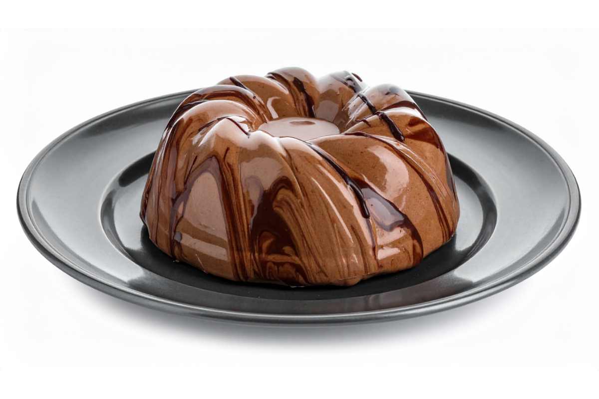 Bavarese al Cioccolato su piatto scuro con sfondo bianco