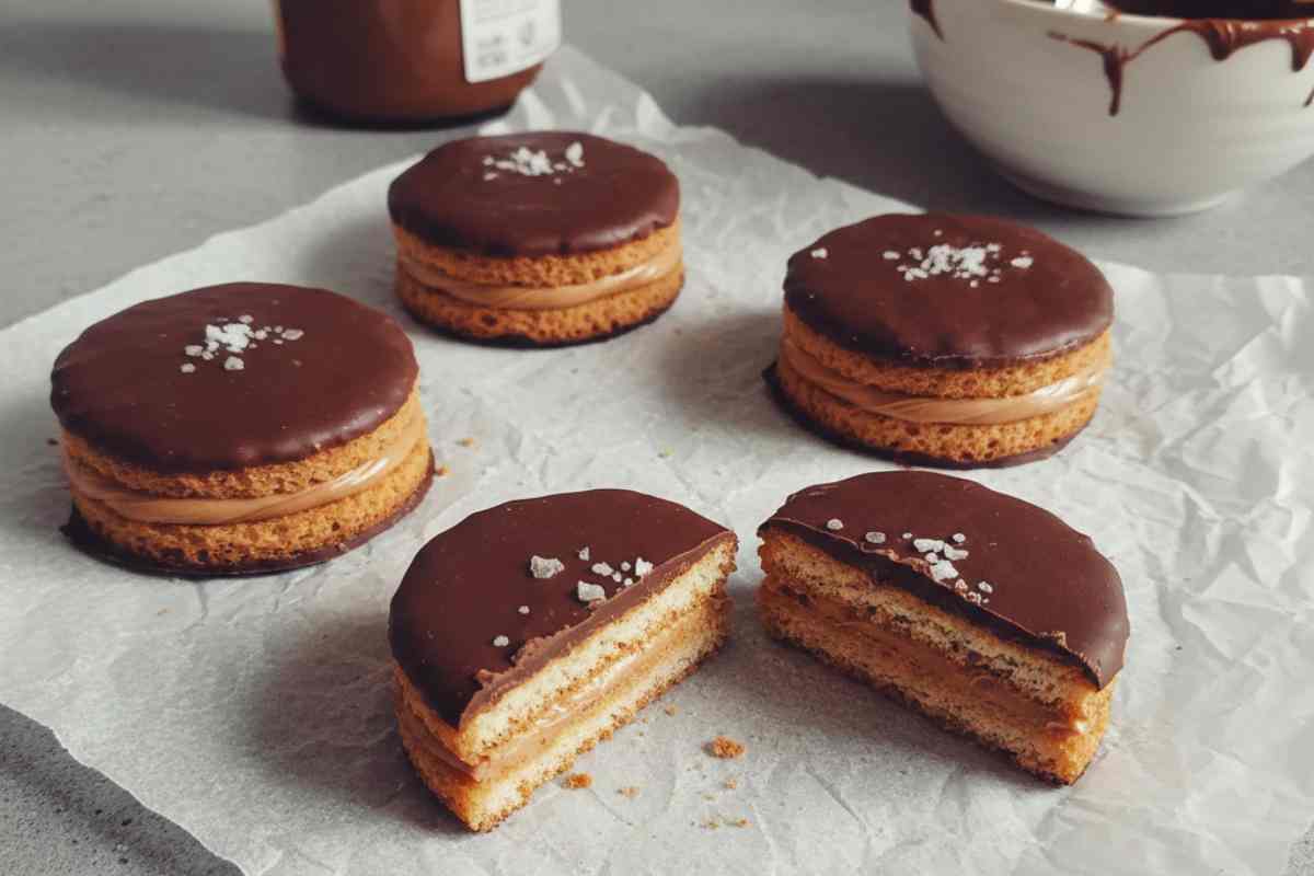 Bottoni d'Oro e Fondente su della carta forno su piano