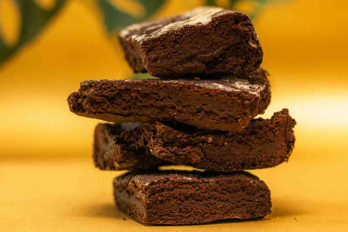 Brownies a mattonella impilati gli uni sugli altri
