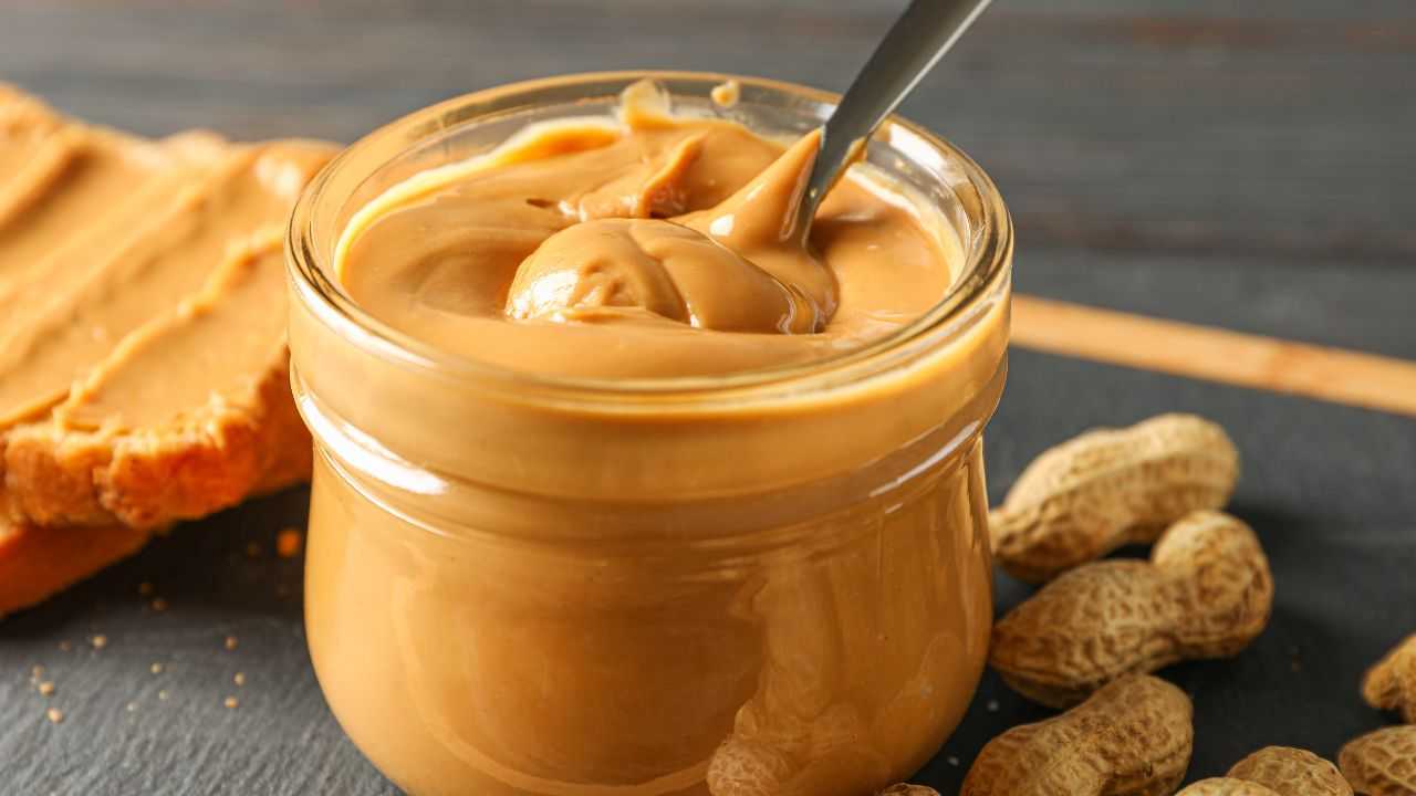 Burro di arachidi fatto in casa buttalapasta.it