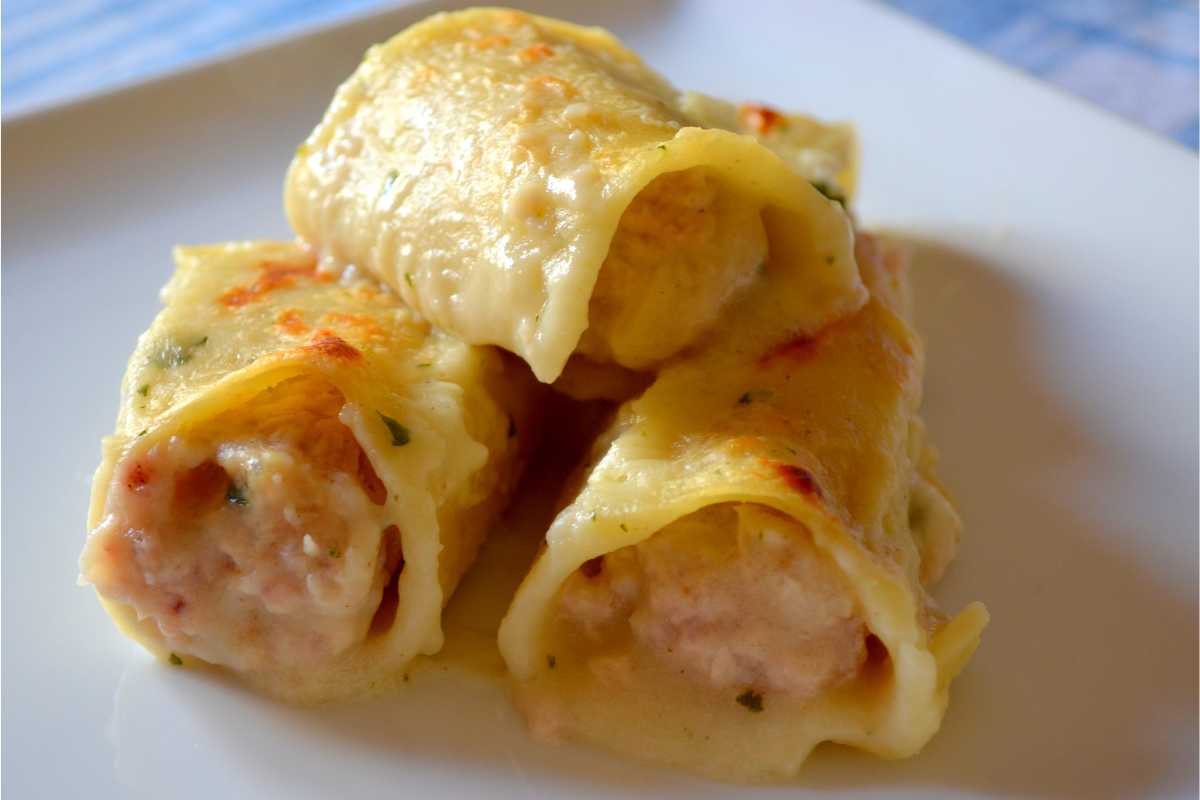 Cannelloni Bianchi Ricotta e Prosciutto in un piatto