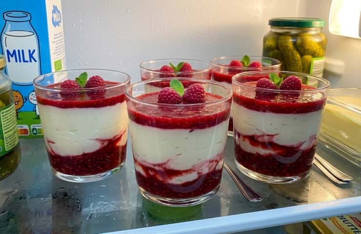 Namelaka al Cioccolato Bianco e Lamponi in bicchieri su un ripiano del frigo