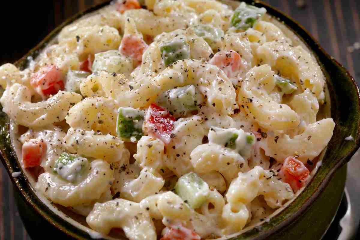 Insalata di Pasta Cremosa in un piatto