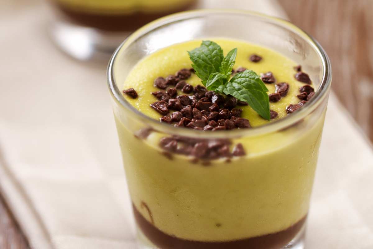 Mousse Mascarpone e Cioccolato al bicchiere su un tavolo