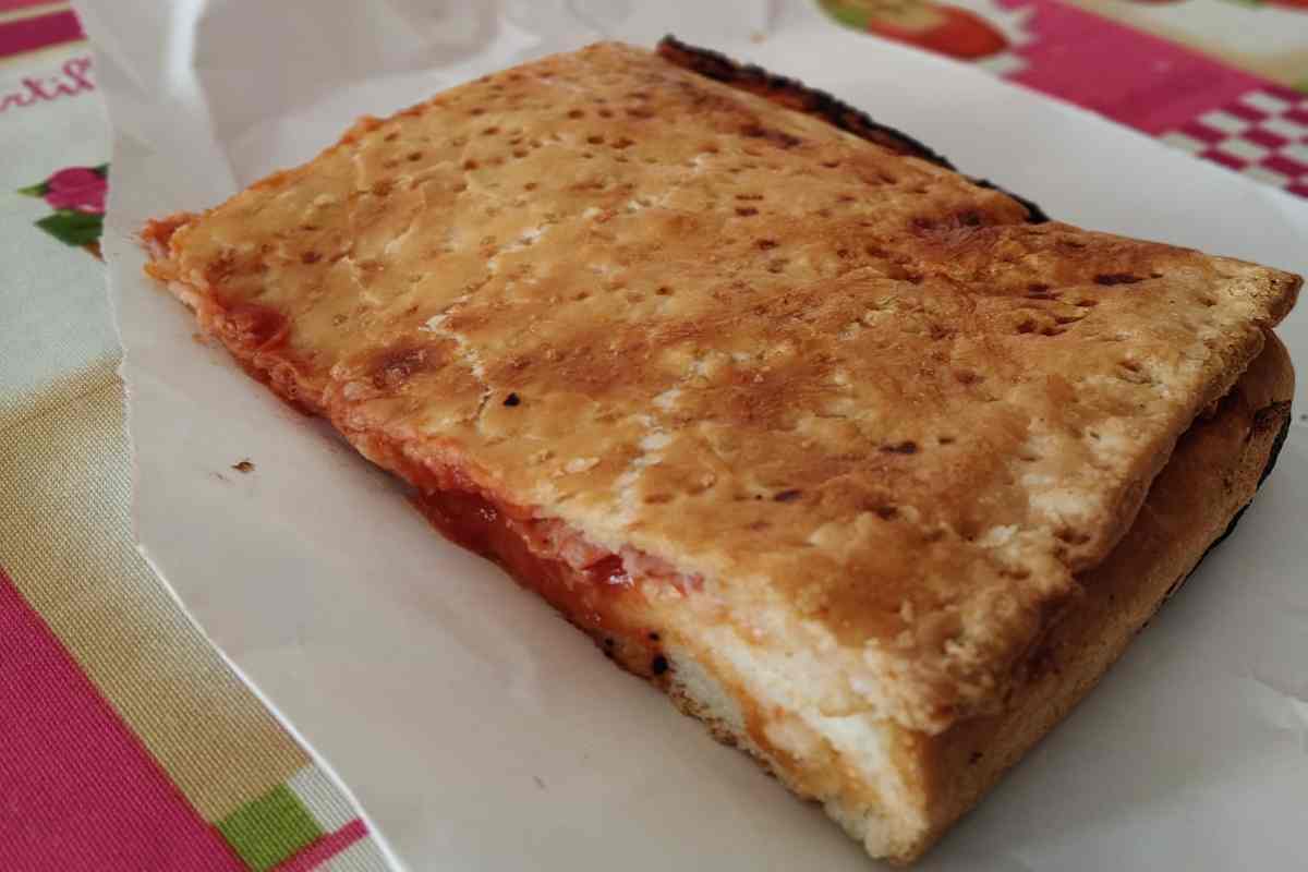 Una Parigina Napoletana su carta da cucina col ripieno in vista