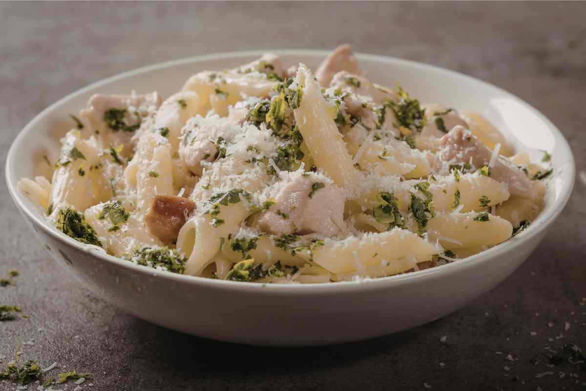Pasta alla Boscaiola Bianca in un piatto bianco