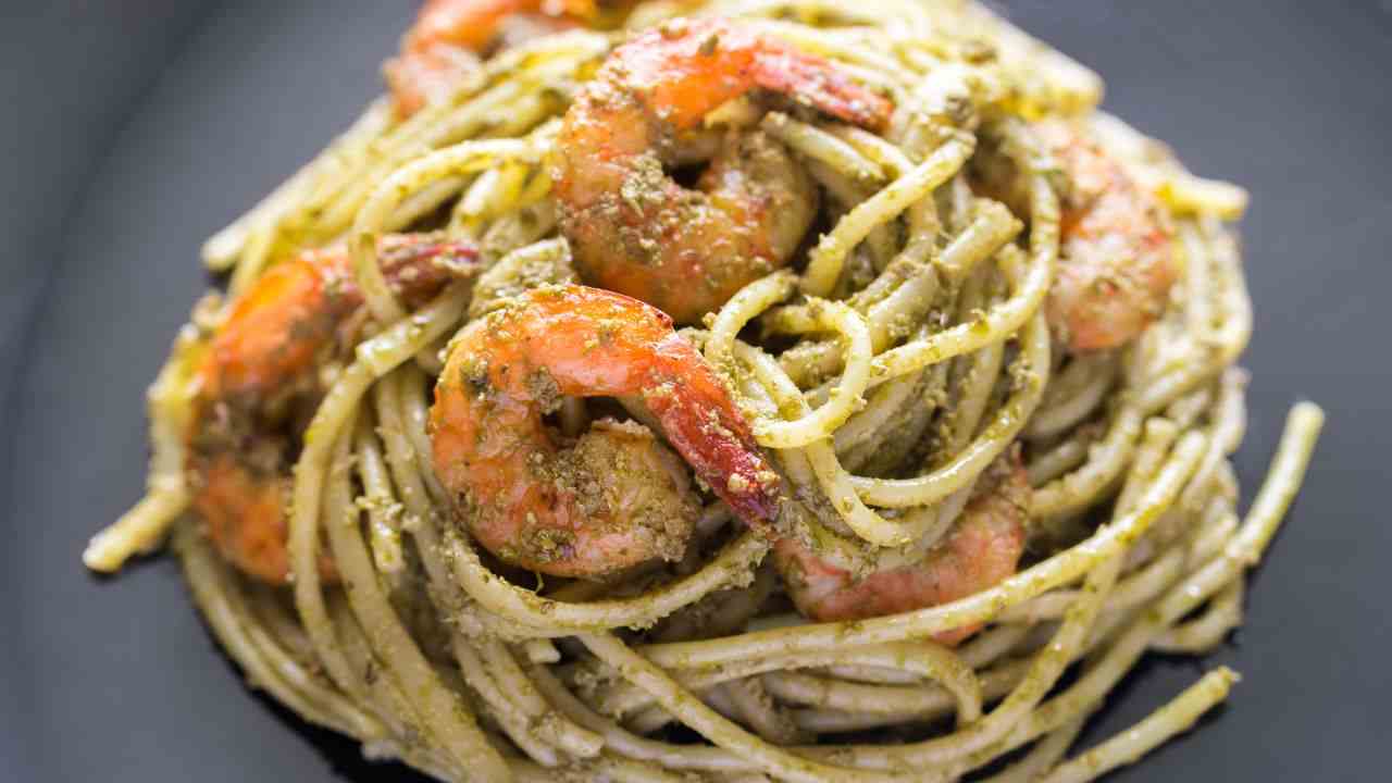 Pasta con pesto di rucola e gamberi buttalapasta.it