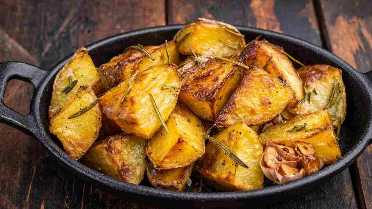 Patate al forno croccanti buttalapasta.it
