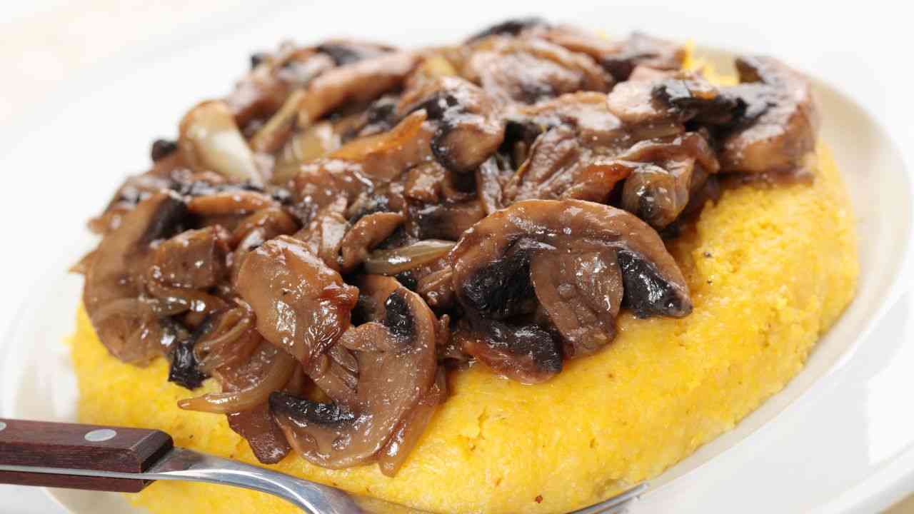 Polenta con i funghi buttalapasta.it
