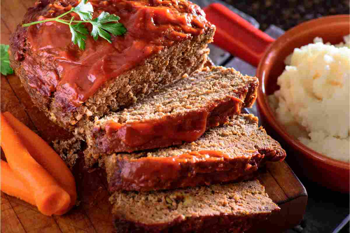 Polpettone al Forno con Glassa di Pomodoro tagliato a fette
