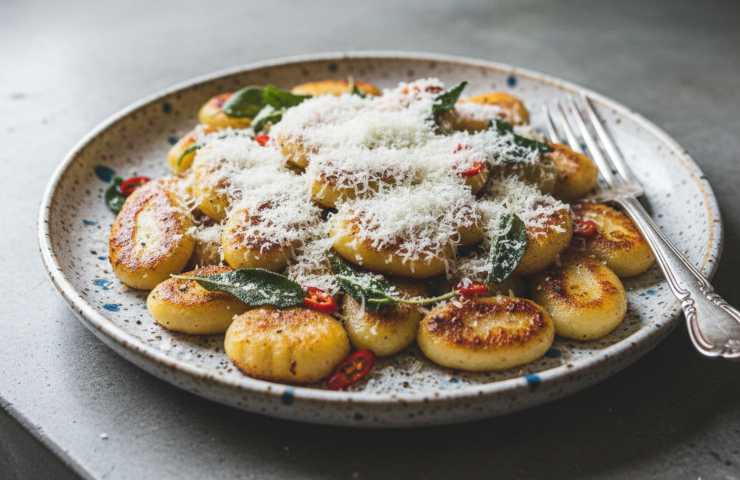 Gnocchi di Patate Croccanti e Burrosi in un piatto