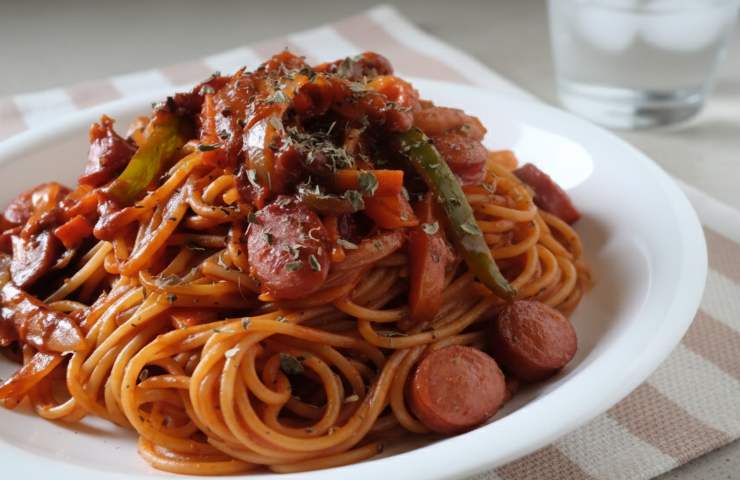 Pasta del Marinaio in un piatto bianco