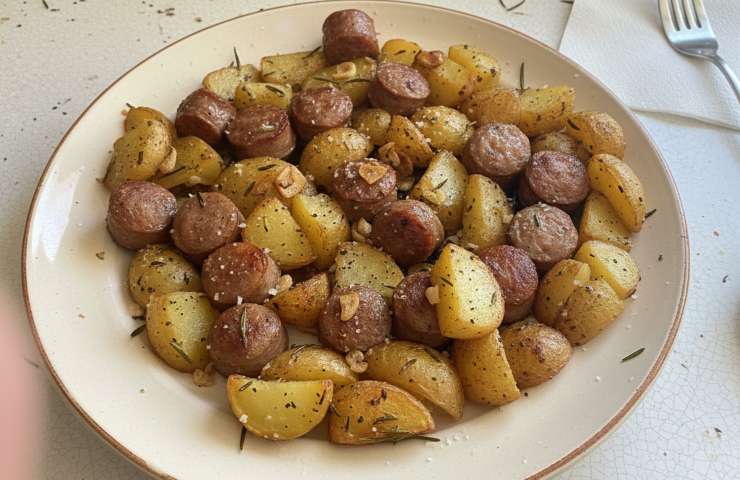 Salsiccia e Patate alla Contadina in un piatto bianco