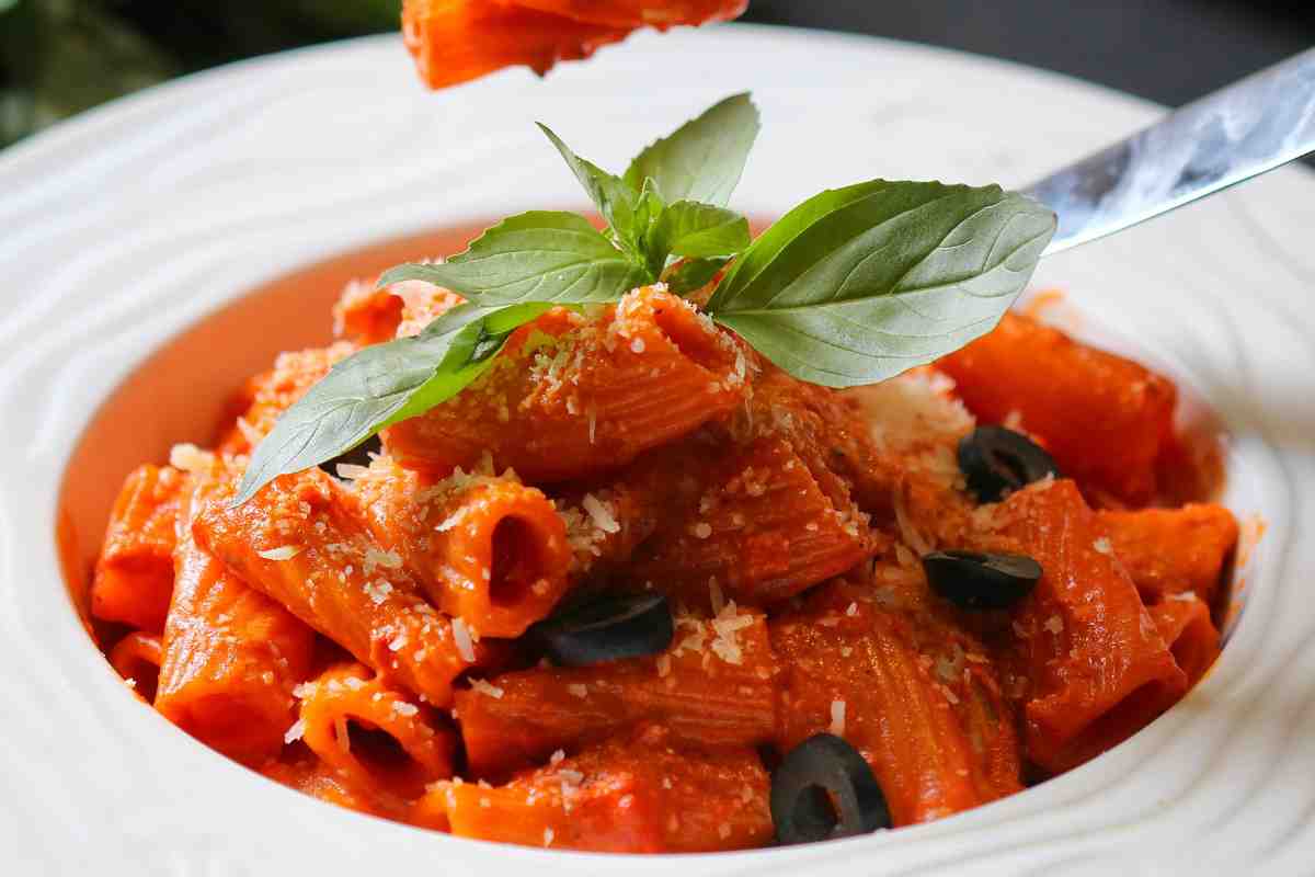 Rigatoni Crema Rosé in un piatto bianco