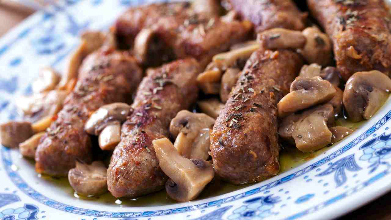 Salsicce e funghi in padella buttalapasta.it