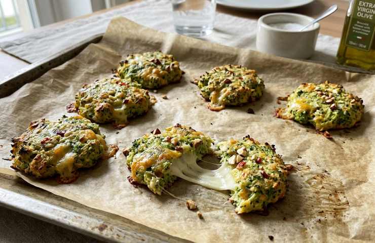 Schiacciatine di Broccoli green su una teglia foderata di carta forno