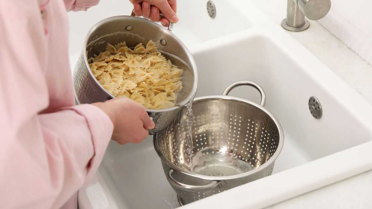 Scolare l'acqua nel lavello buttalapasta.it