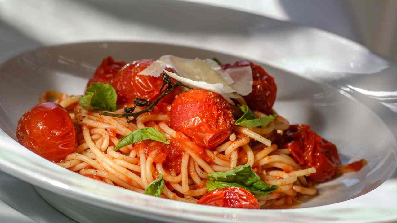 Spaghetti allo scarpariello buttalapasta.it