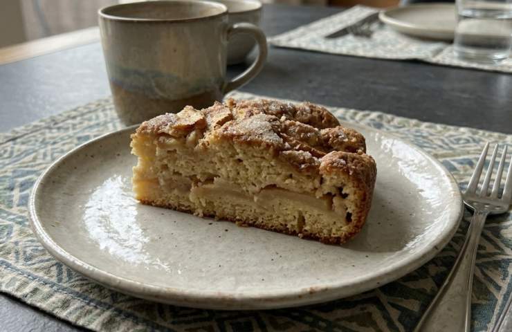 Una fetta di Torta Versata di Mele allo Yogurt in un piatto