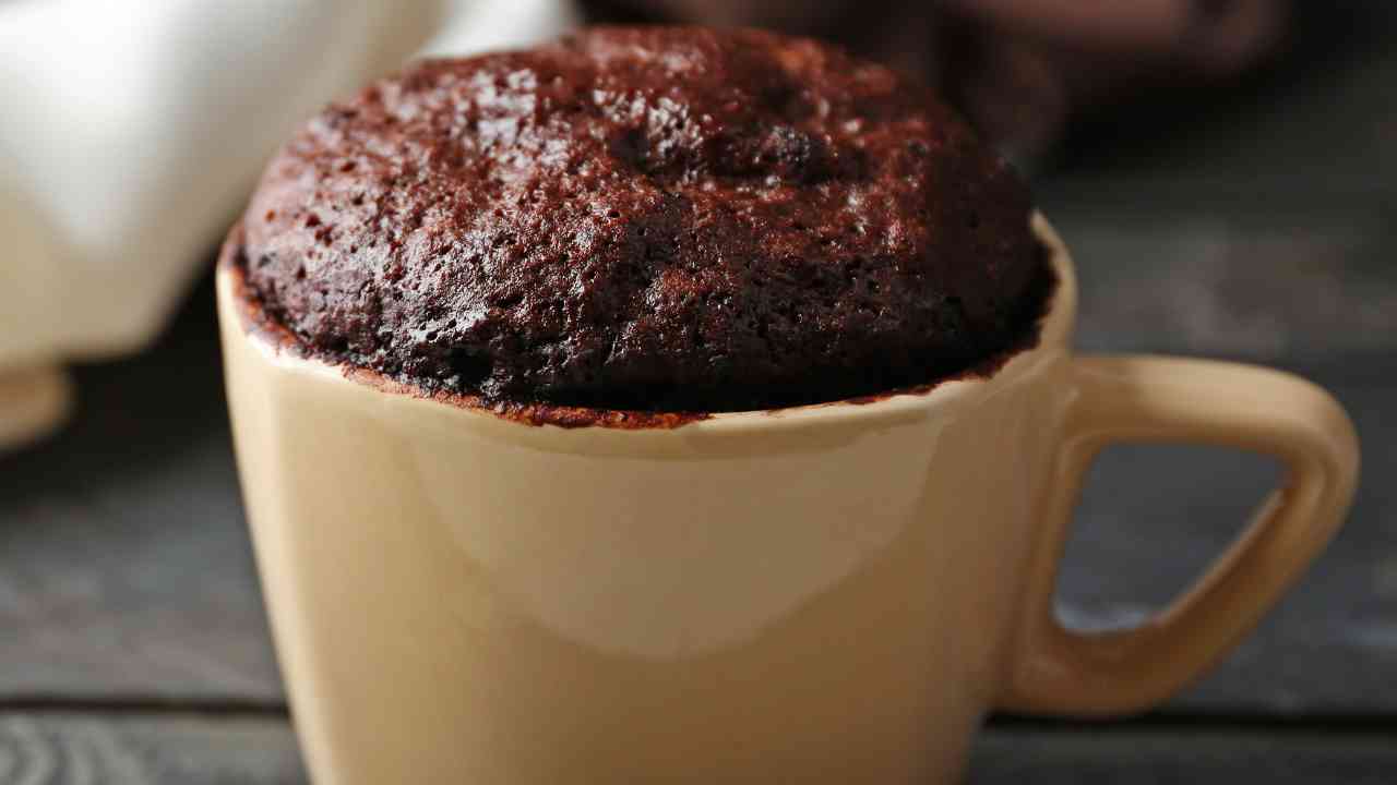 Tortino al cioccolato tutto in uno, poi faccio cuocere e in meno di 10 minuti sarà pronto!