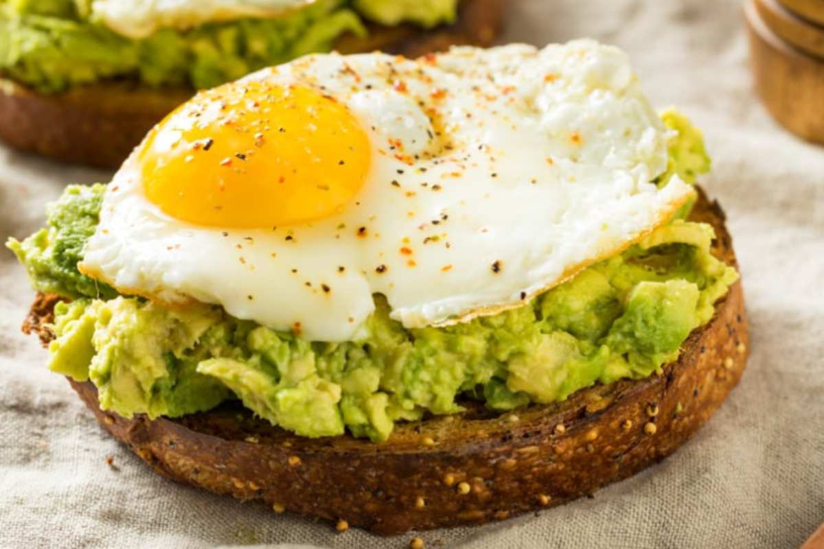 avocado toast con uova