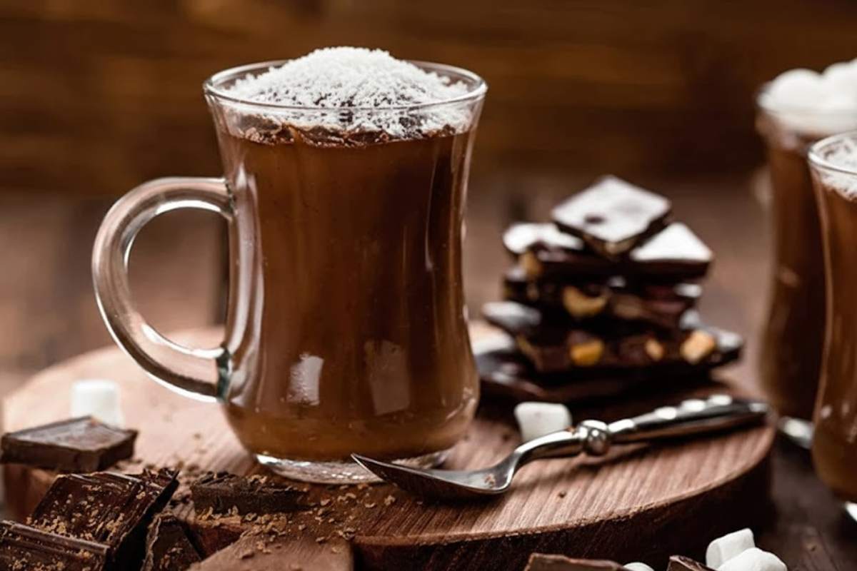 cioccolata calda in tazza su tagliere