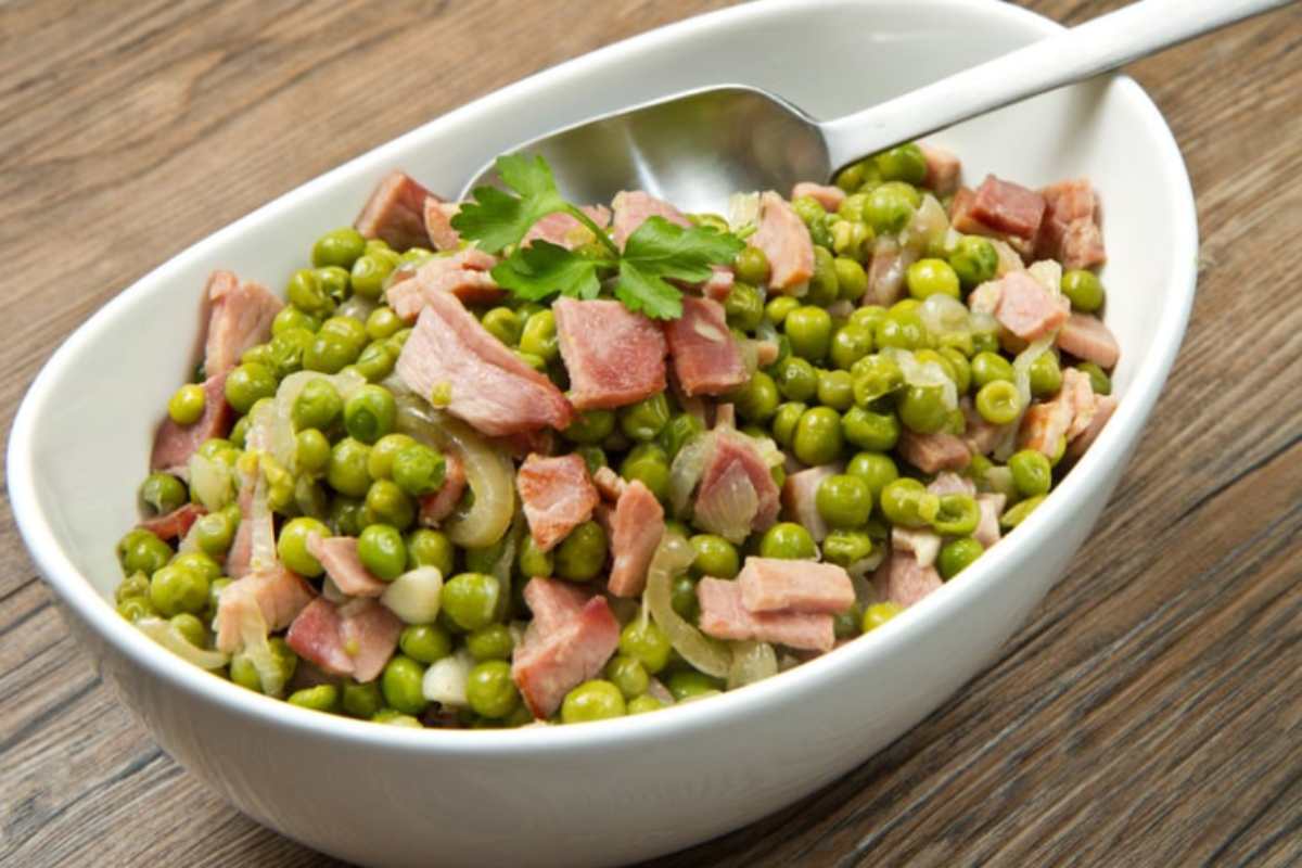 piselli con pancetta in un recipiente