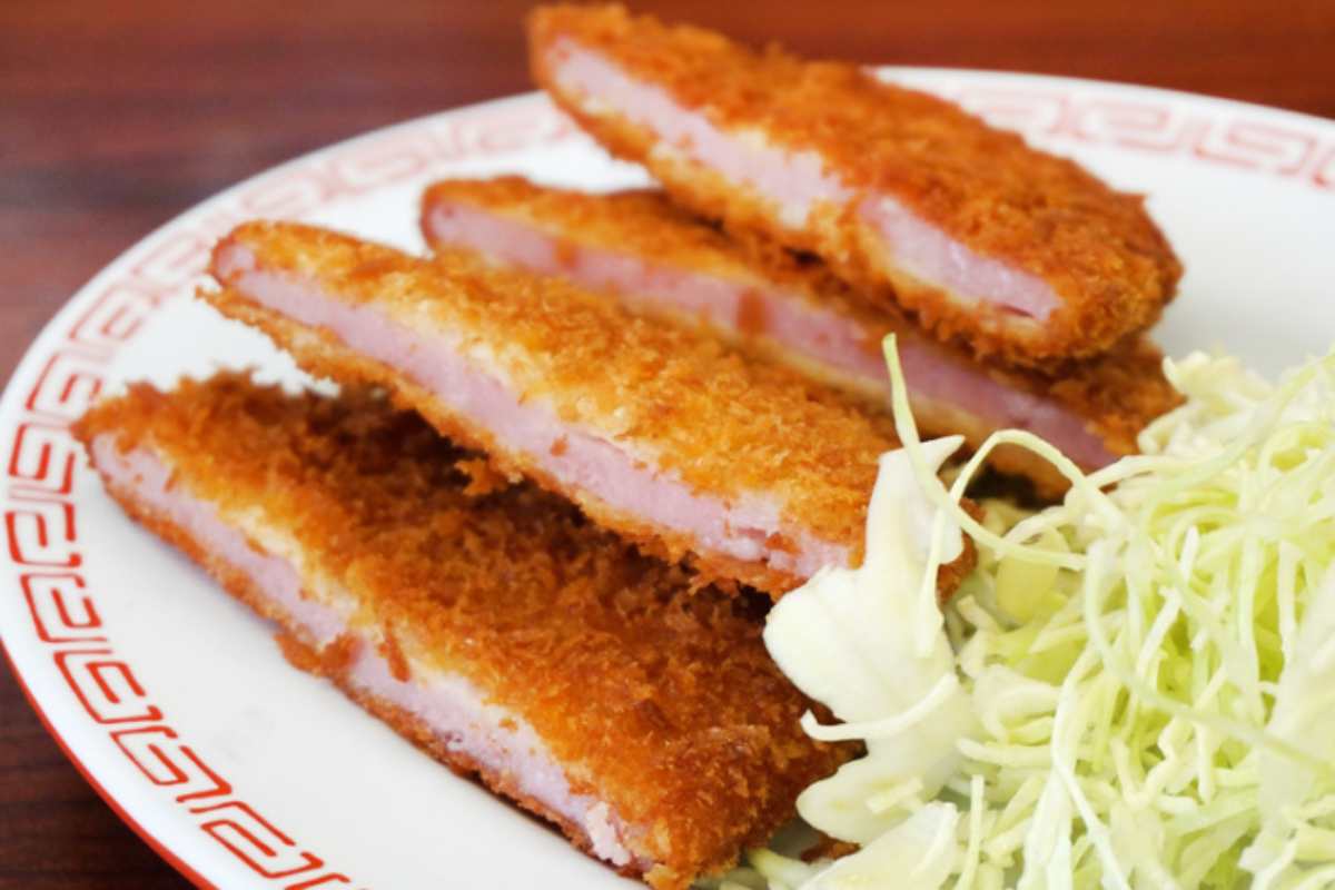 cotolette di prosciutto in un piatto bianco