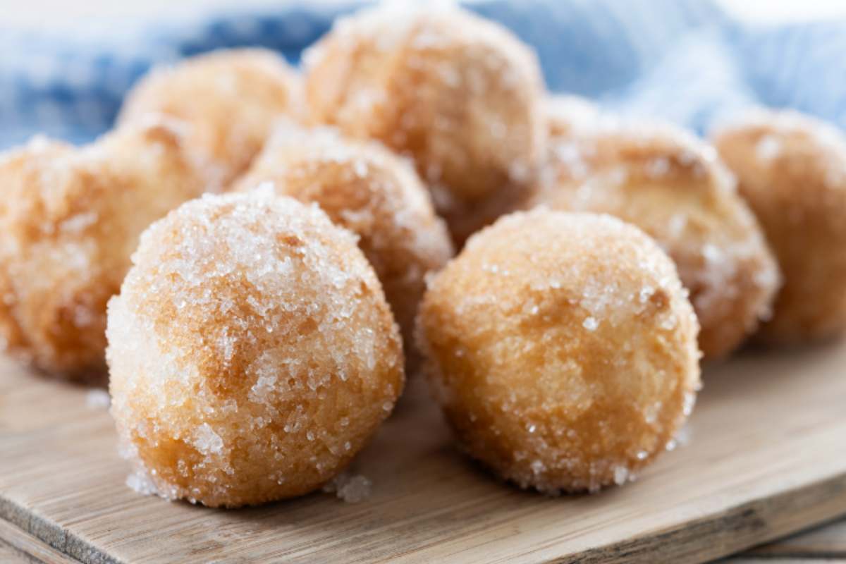 frittelle dorate con zucchero