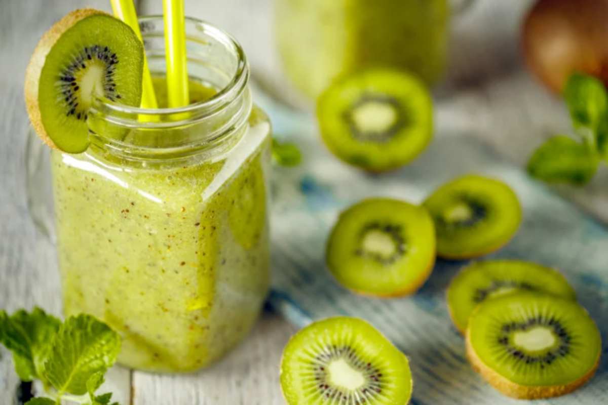frullato di kiwi con cannuccia