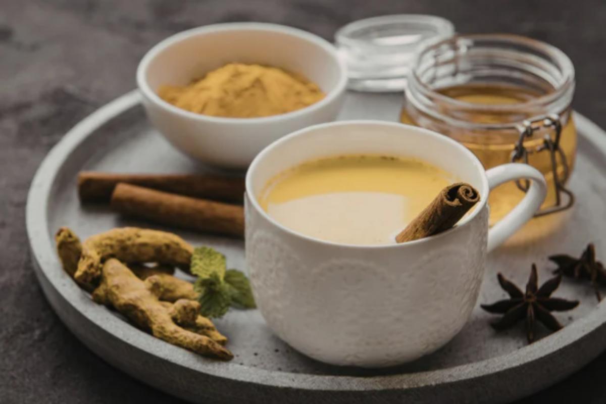 golden milk in tazza