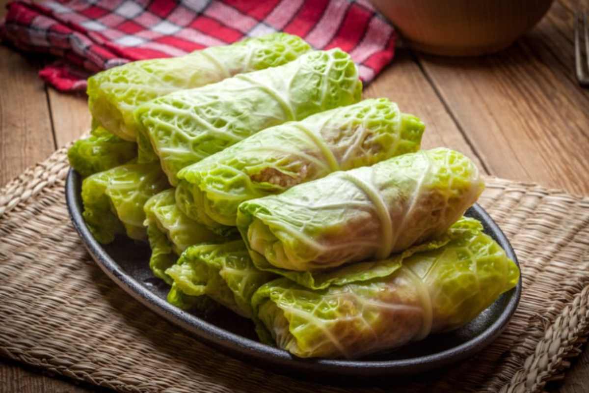 involtini di lattuga in vassoio