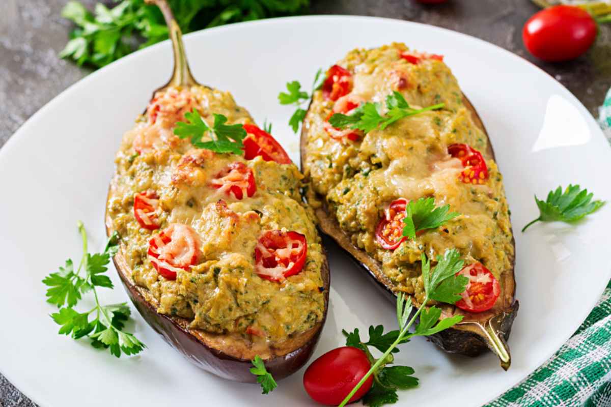 melanzane ripiene di patate in piatto bianco