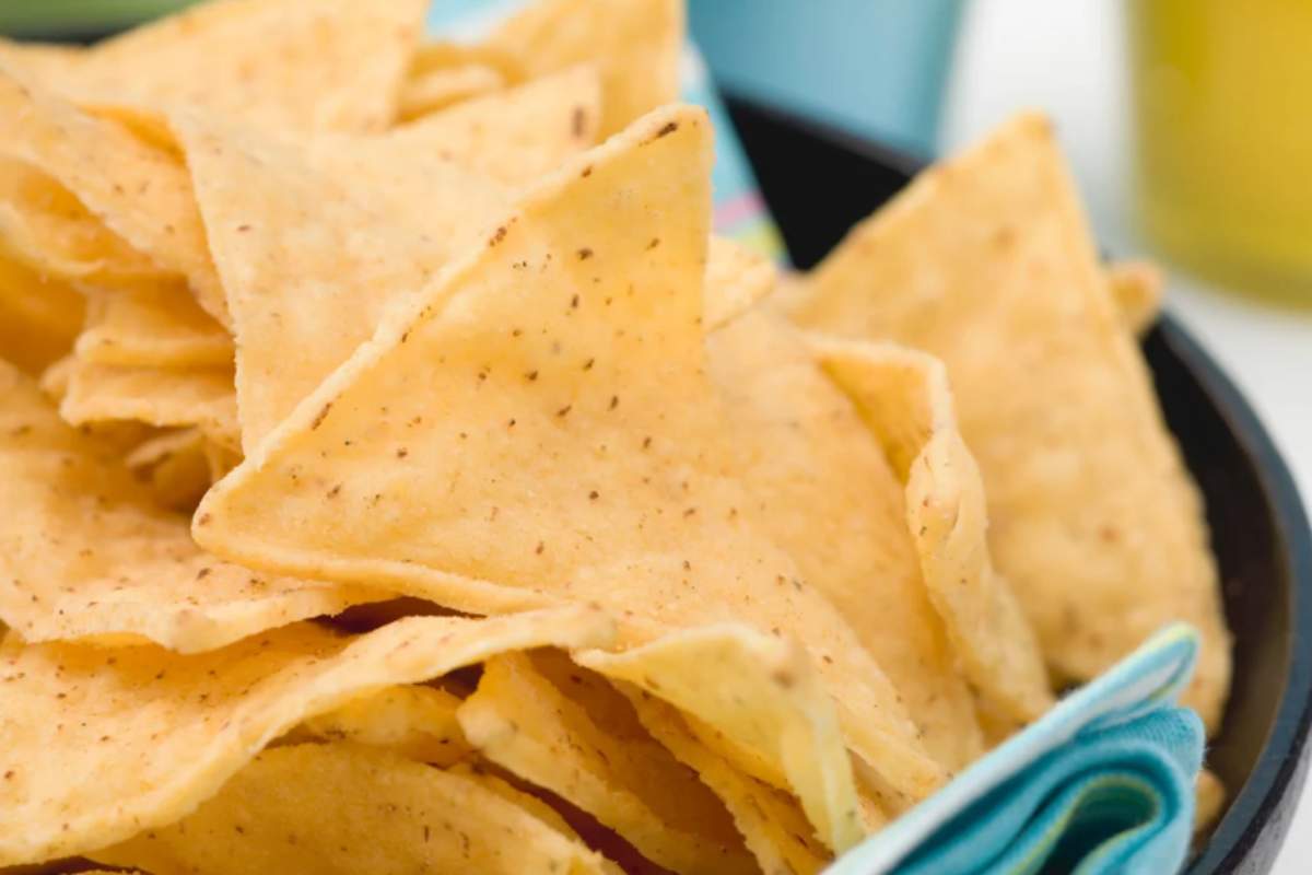 nachos dorati in ciotola