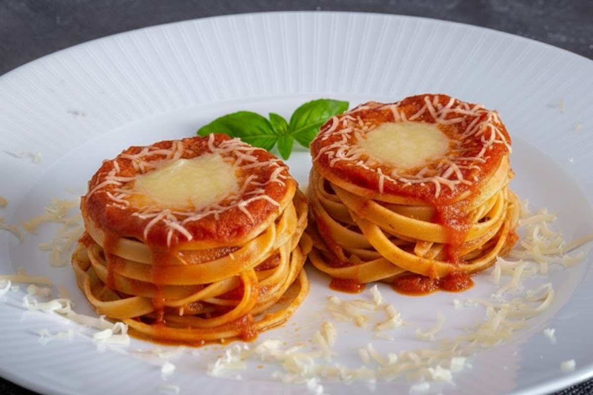 nidi di pasta con pomodoro