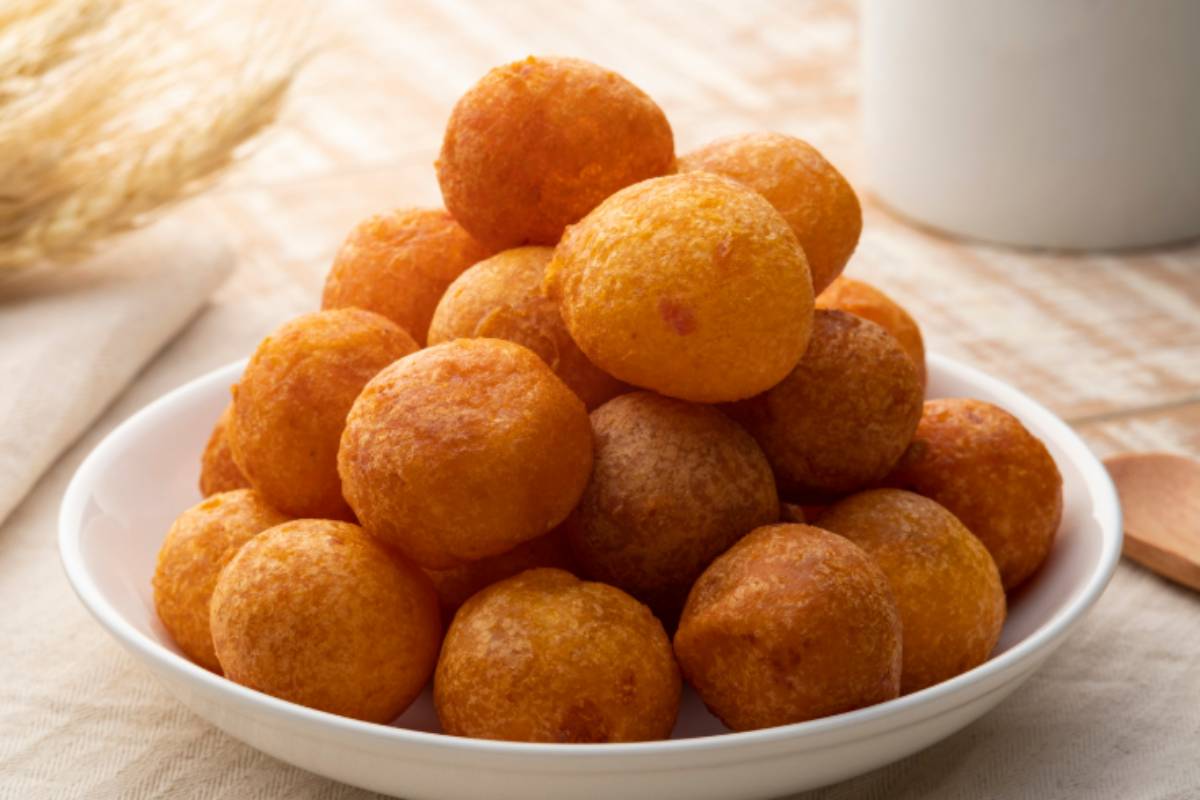 palline dorate in un vassoio