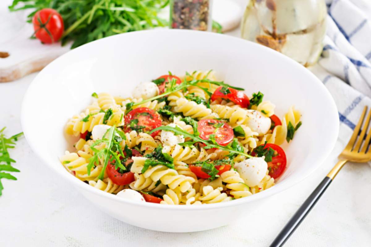 fusilli con pomodori e mozzarella