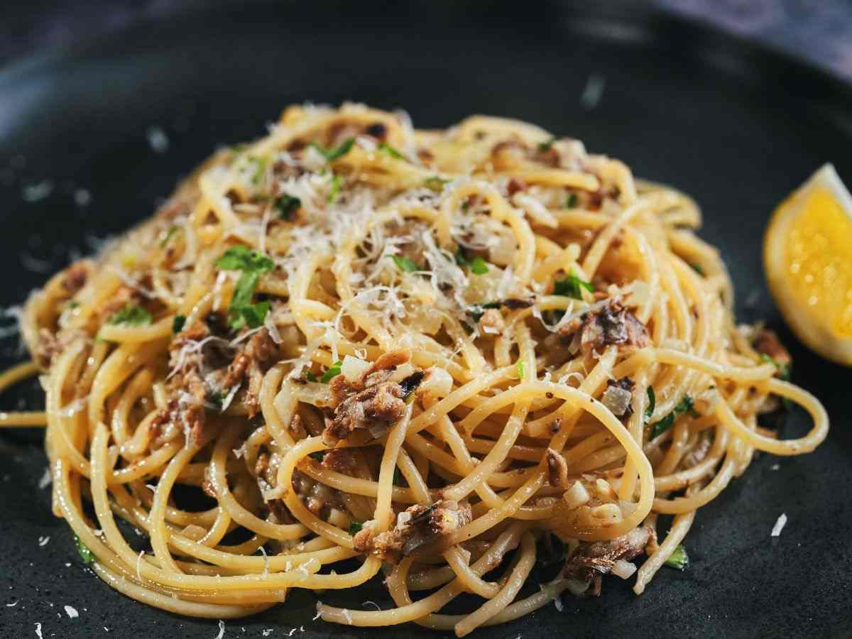 spaghetti con sugo di acciughe