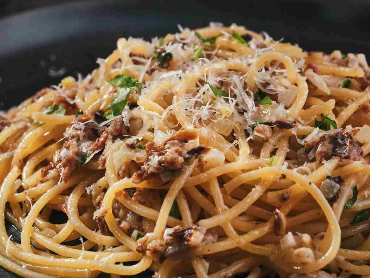 spaghetti con acciughe e prezzemolo