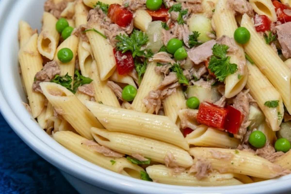 penne con pomodori, tonno e piselli