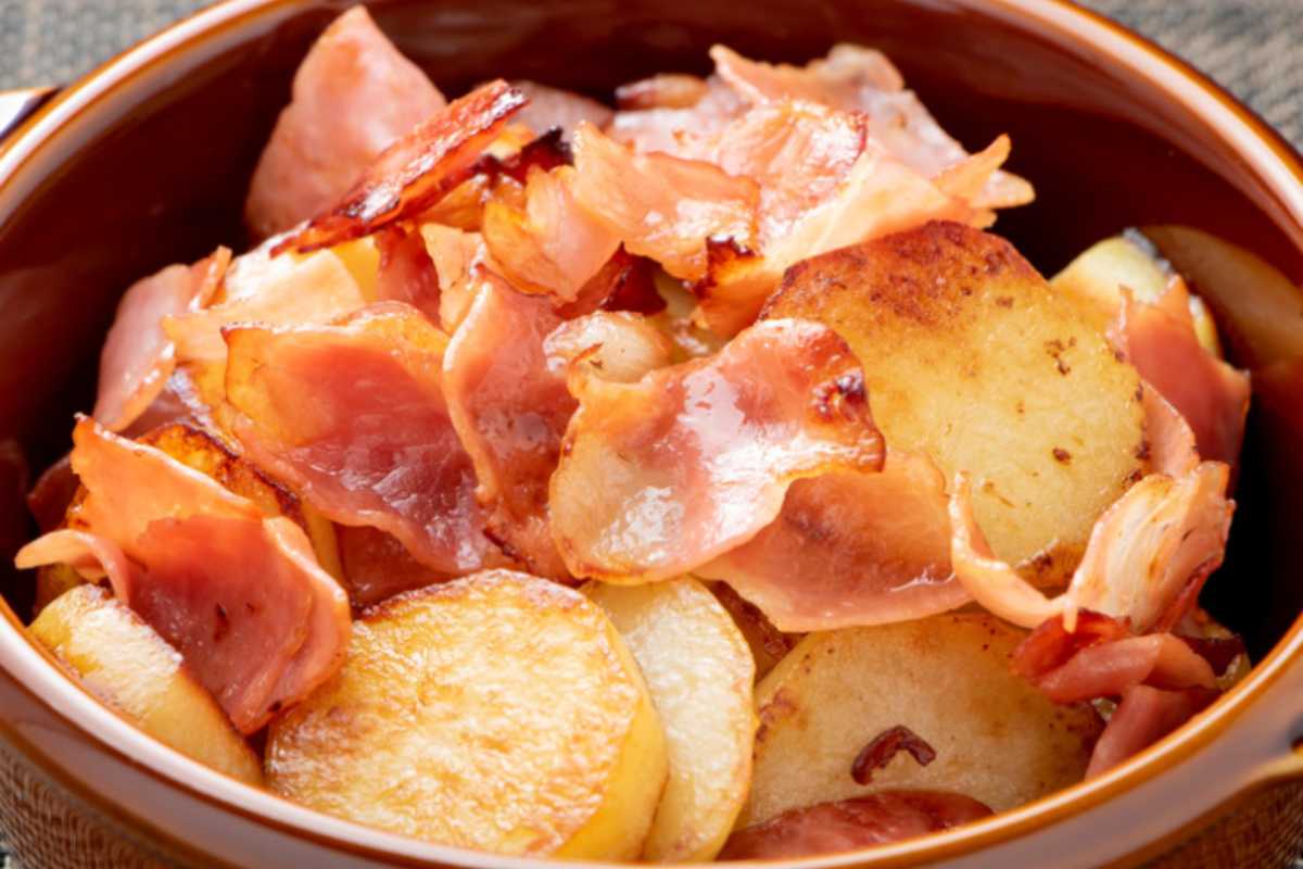 patate e pancetta in un recipiente